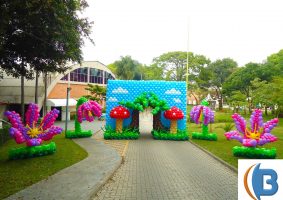 portal-de-entrada-e-escultura-3d-de-flores-gigantes-alice
