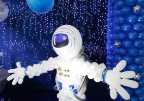 astronauta-escultura-cenario-baloes