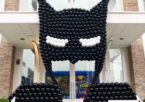 escultura-mascara-batman-cenario-baloes